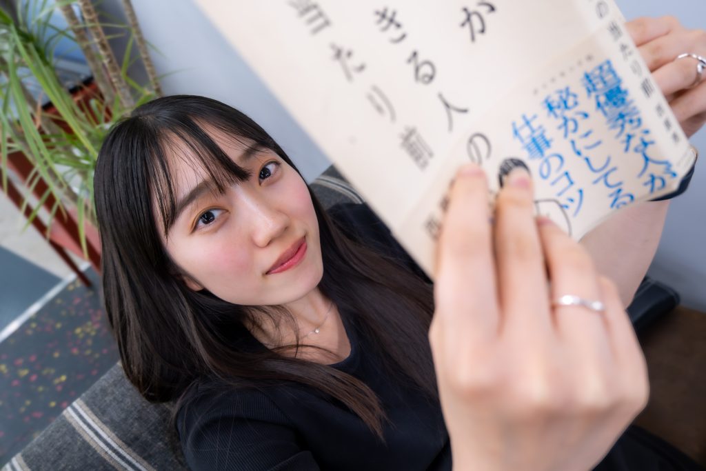本を読んでいる姿