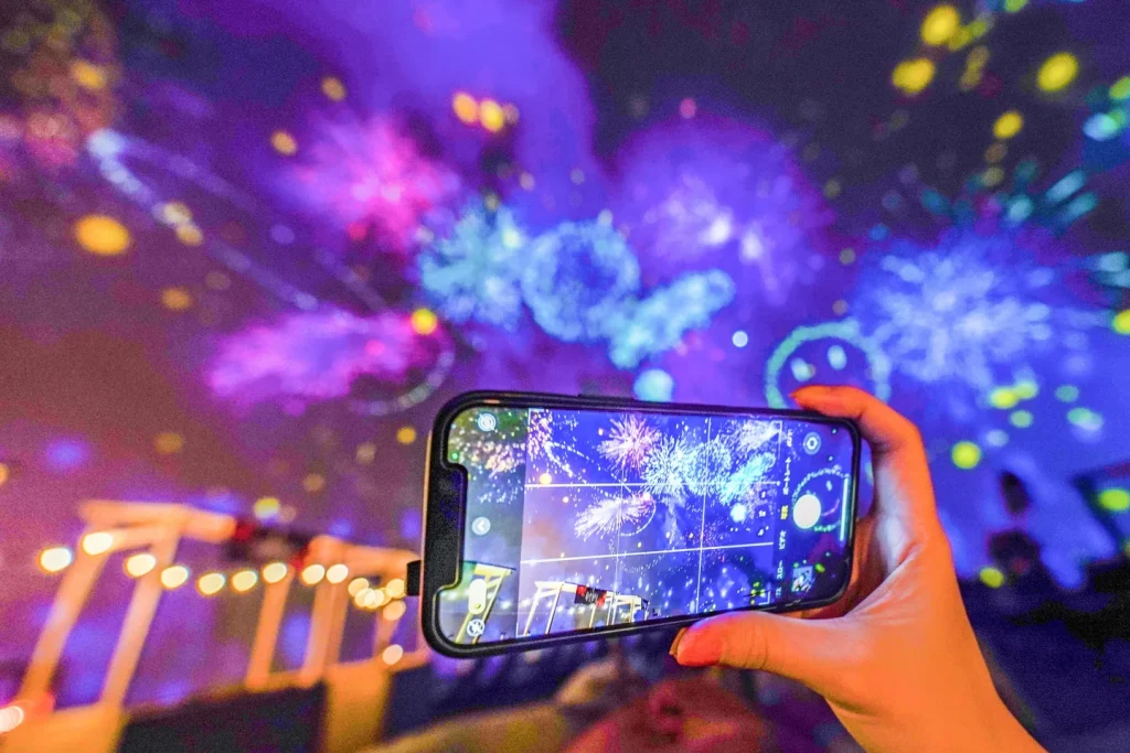 上映された花火をiPhoneで撮る様子