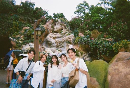 新卒4名の集合写真