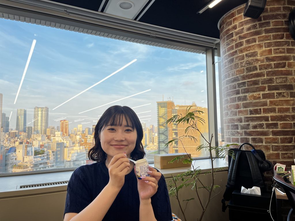 GPメンバーの斎藤いつきと鉄板ルーティンのヨーグルト