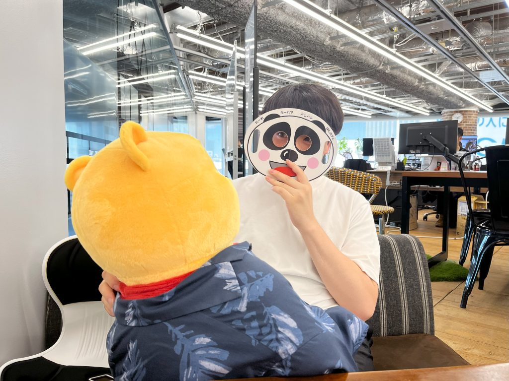 パンダのお面をつける菅井
