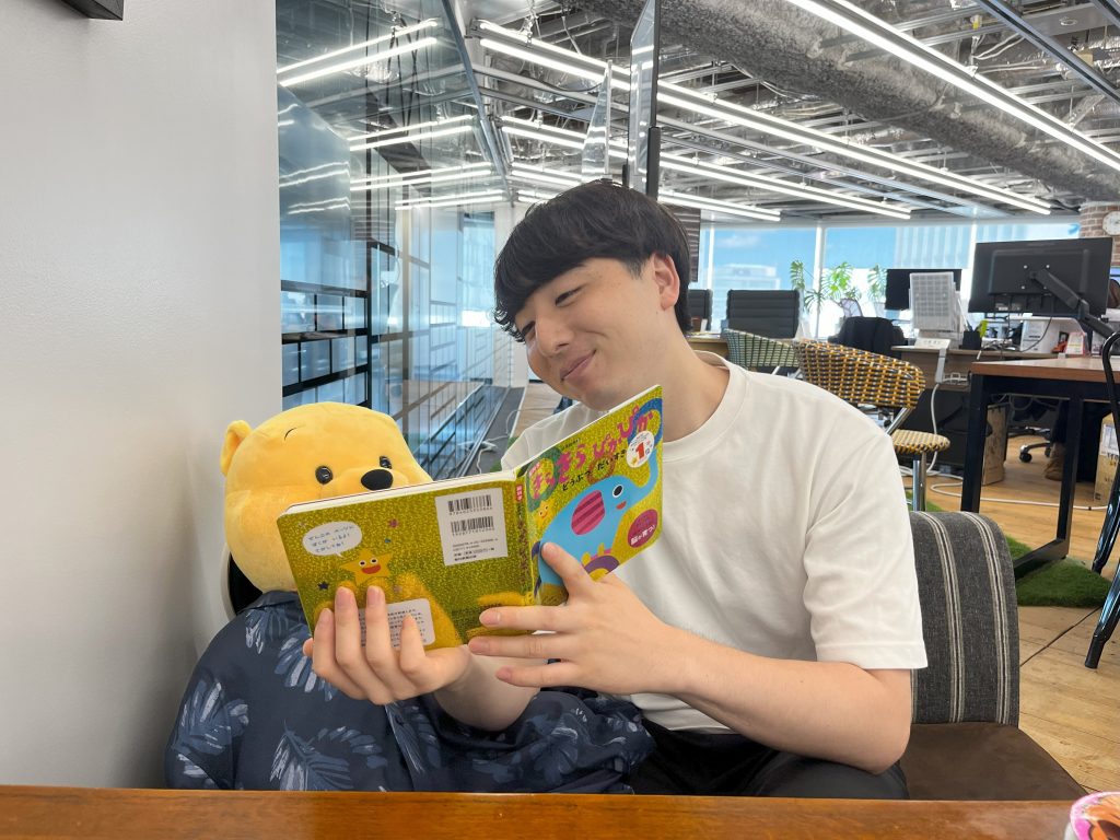 絵本を読んであげる様子
