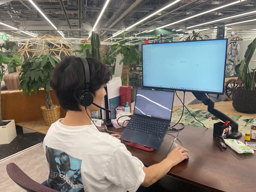 川島がヘッドホンでAIと話している様子
