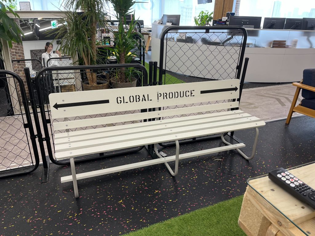 GPカフェテリアのベンチ