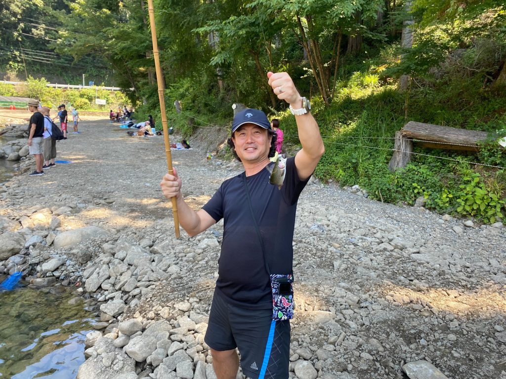 奥多摩で釣りをする藤原さん