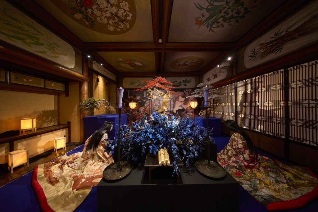 アート展「和のあかり×百段階段2025 ～百鬼繚乱～」写真中央手前：米川 慶子（フラワーデザイナー） / 写真中央手前両側：絵付けこあん（和ろうそく）/ 写真後方（３点）：髙井 一平（枯吹盆栽作家）
