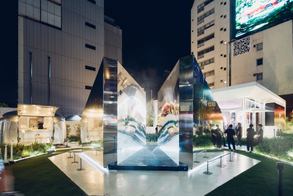 「glo™ Hilo│落合陽一 表参道」落合氏の鏡面インスタレーション《即今鏡門》