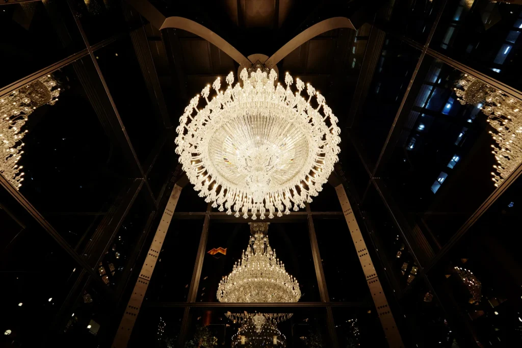 下から見たシャンデリア