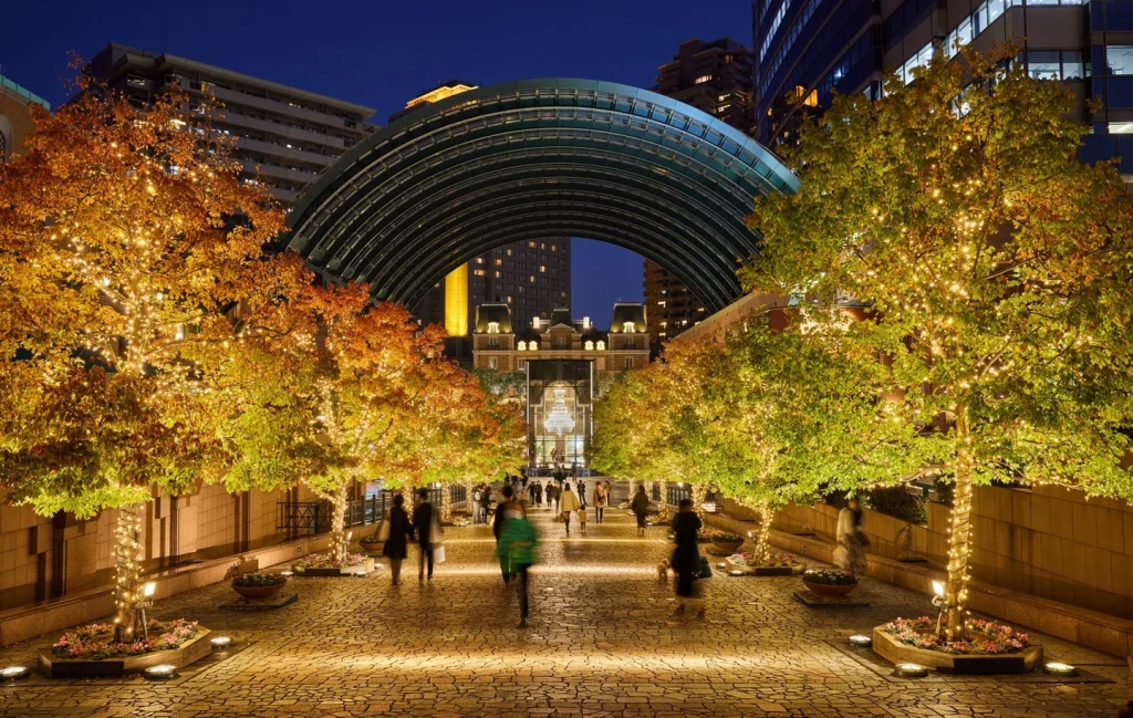 ライトアップの奥にあるシャンデリア