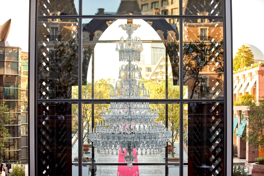 空が明るいときのシャンデリア