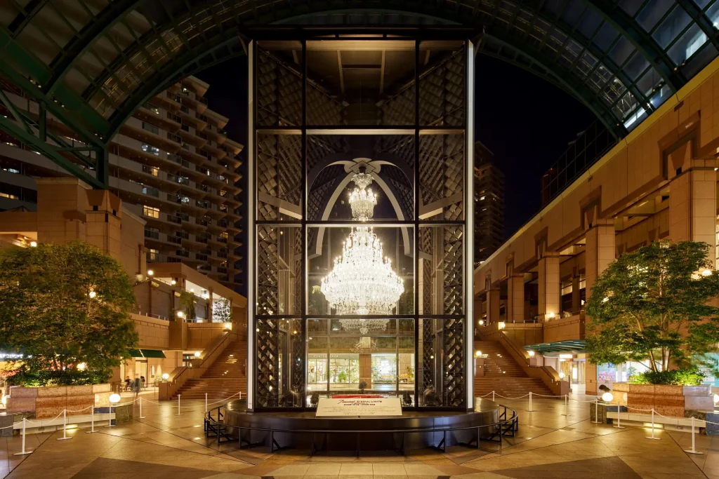 陽の落ちた空間に輝くシャンデリア