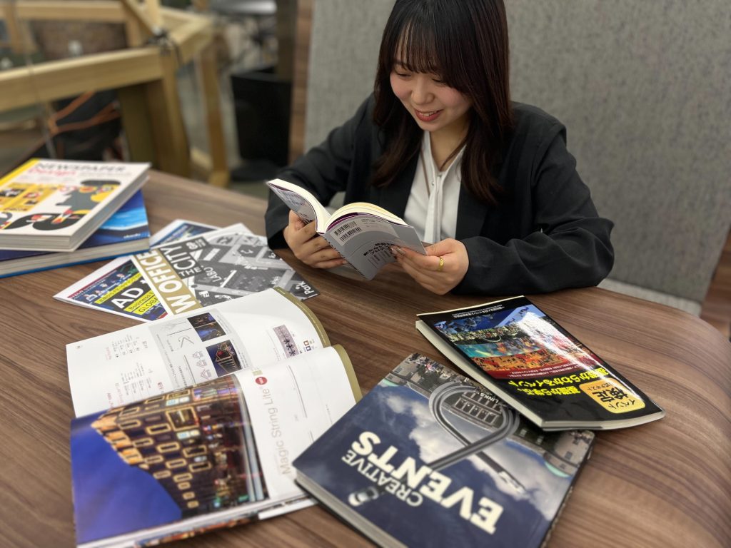 勉強している女性