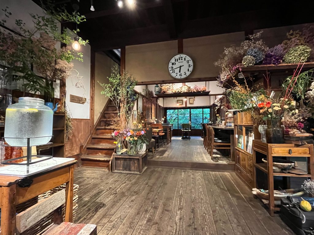 色とりどりの草花が広がる店内