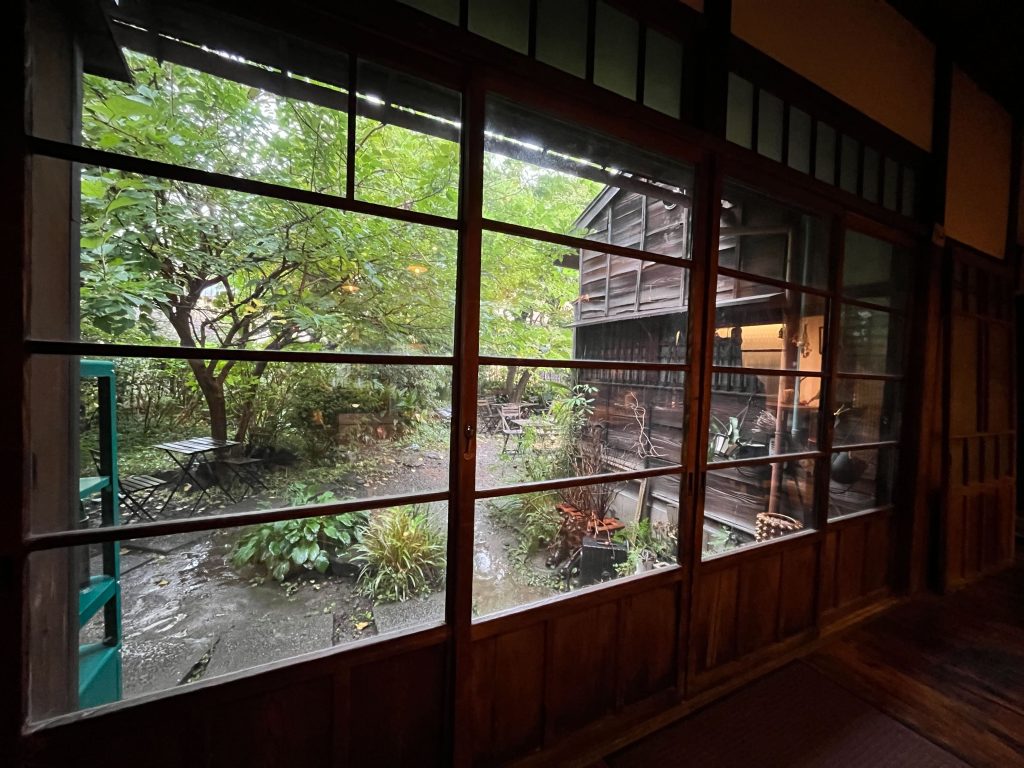 店内の窓から見える中庭