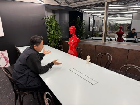 重田が会議室で商談をしている様子