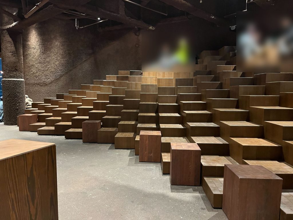 アートな階段状の座席