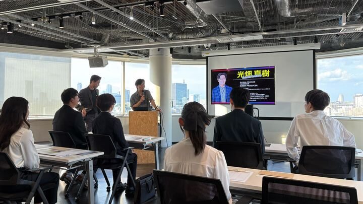 代表光畑から内定者へのメッセージ。
演台に立ち、マイクを片手にスピーチをしている。