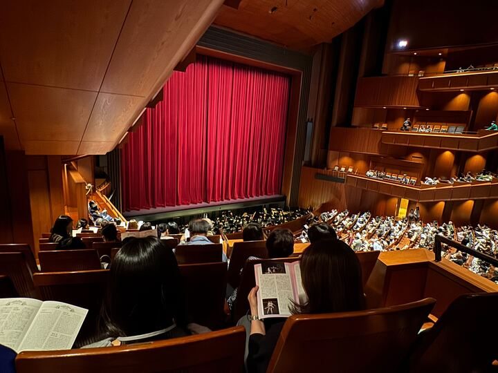 観客が満席の雰囲気