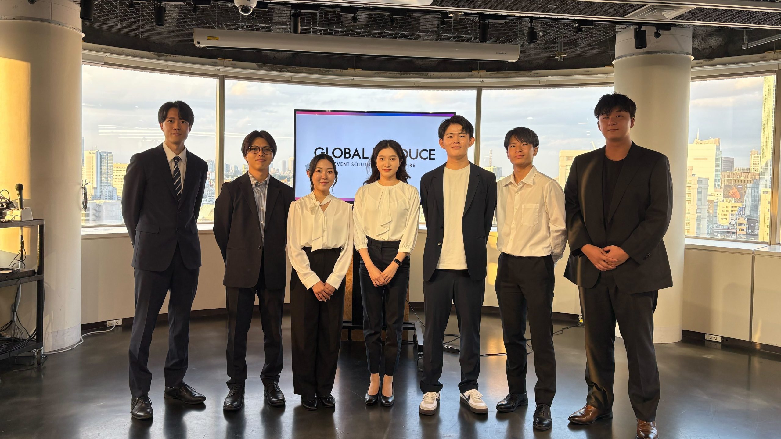 5人の男性と2人の女性が立っている。GLOBAL PRODUCEの2026年新入社員。