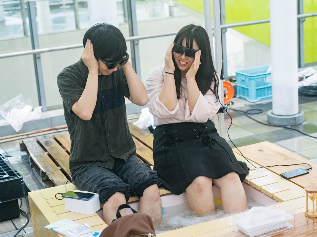 都会でオフロう。渋谷温泉 supported by 東伊豆町×西伊豆町×河津町

伊豆半島の源泉を持ち込んだ一日限りの「足湯温泉パーク」の様子