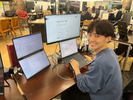 川島がAIモニターを触っている様子