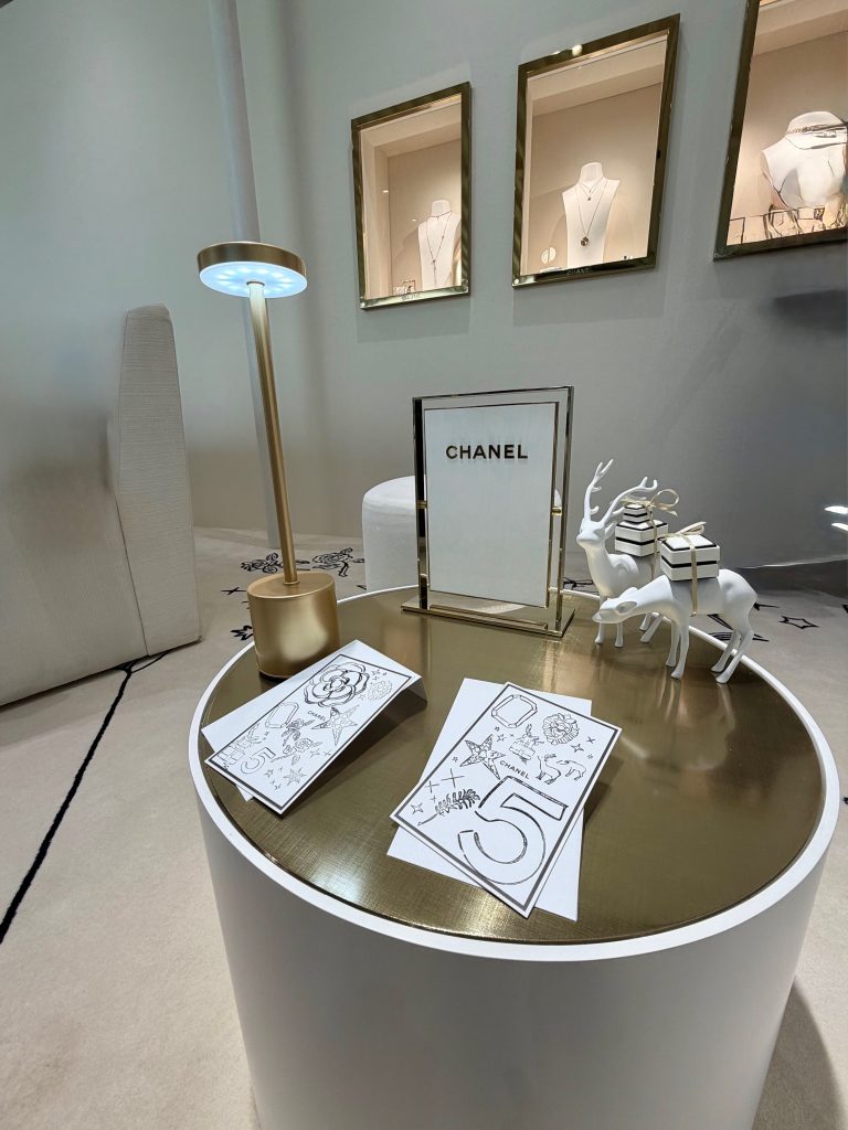 ジュエリーとテーブル