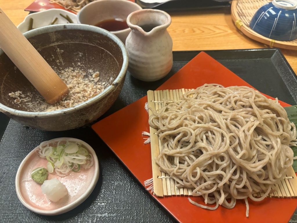 自分でくるみをするくるみそば