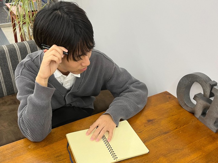 アイディアだしをする石田君