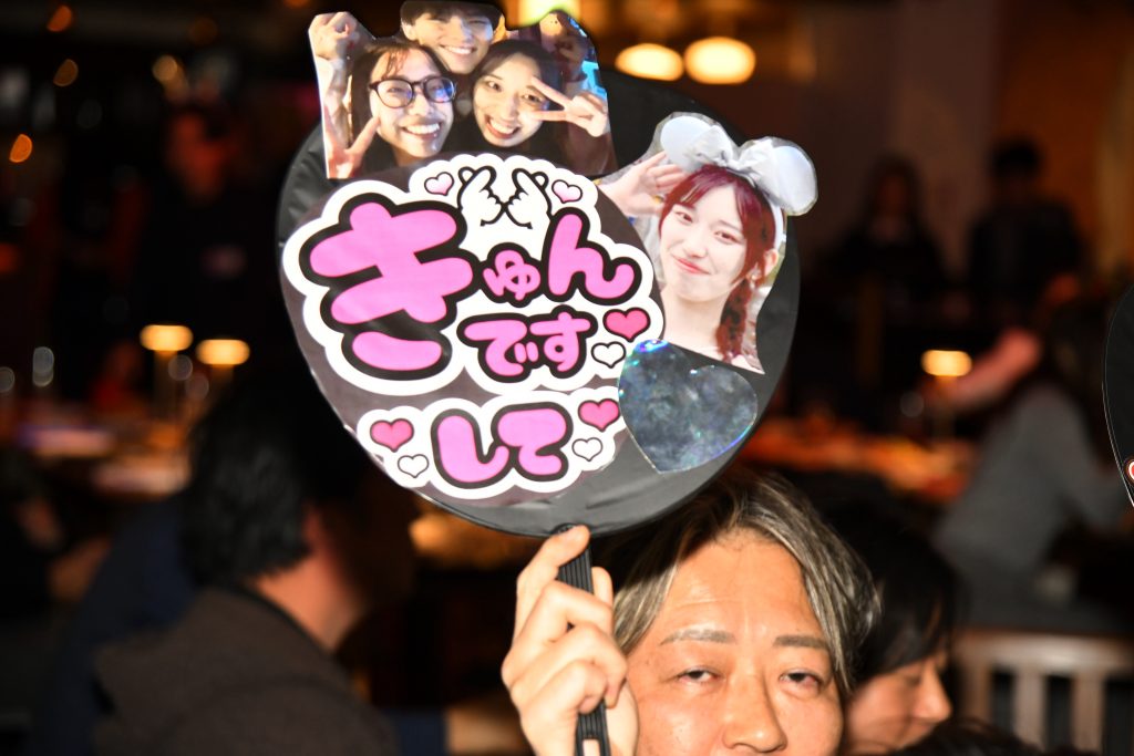 オリジナル団扇をもって盛り上げます