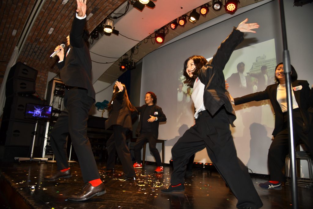 キレキレのダンスを見せる宮永・藤原チーム