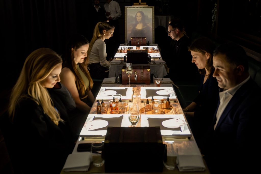 没入型アートダイニング体験「7 Paintings – The Art of Dining」の様子