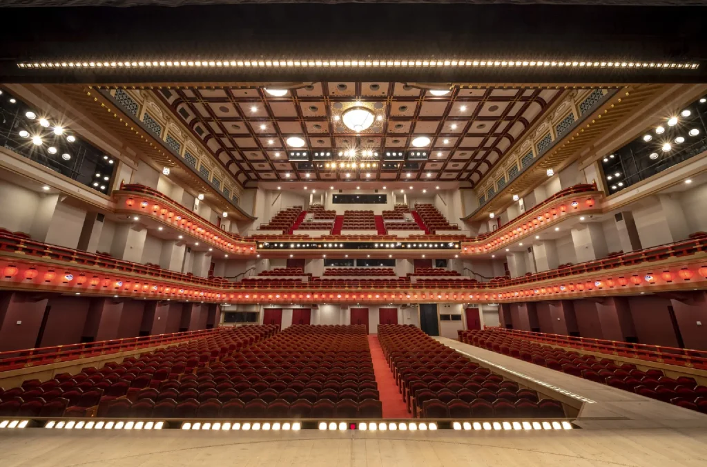 メインステージから見た、南座内部の豪華な天井と日本の伝統建築
ステージから見た京都・南座の内部。赤い客席と花道が特徴