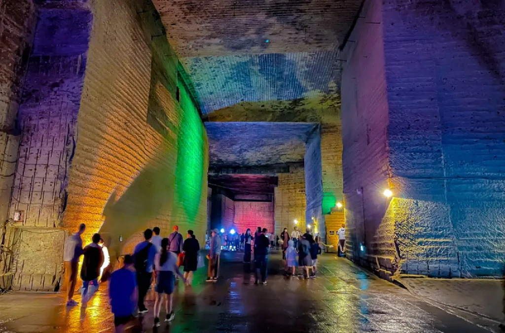 メインステージから見た、南座内部の豪華な天井と日本の伝統建築
ステージから見た京都・南座の内部。赤い客席と花道が特徴