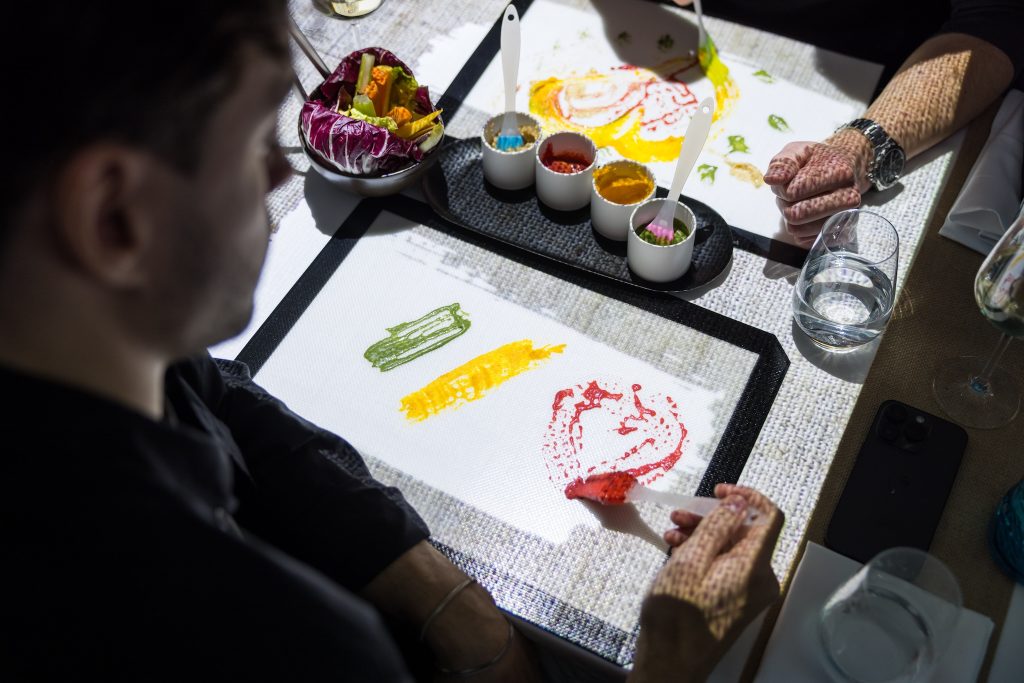 没入型アートダイニング体験「7 Paintings – The Art of Dining」の様子