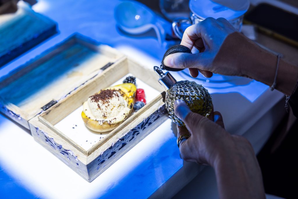 没入型アートダイニング体験「7 Paintings – The Art of Dining」の様子