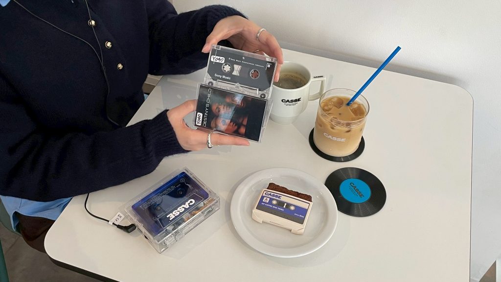 日本初 カセットテープカフェ『CASSE(カッセ)』の様子