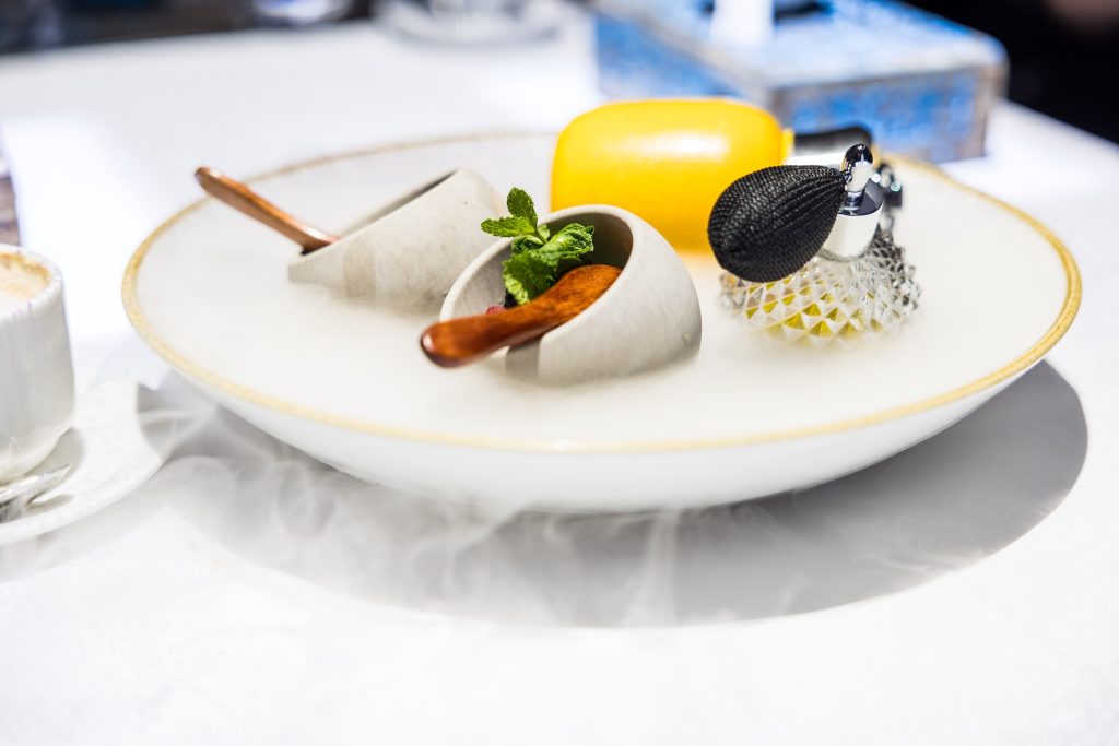 没入型アートダイニング体験「7 Paintings – The Art of Dining」の様子