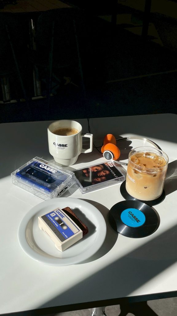 日本初 カセットテープカフェ『CASSE(カッセ)』の様子