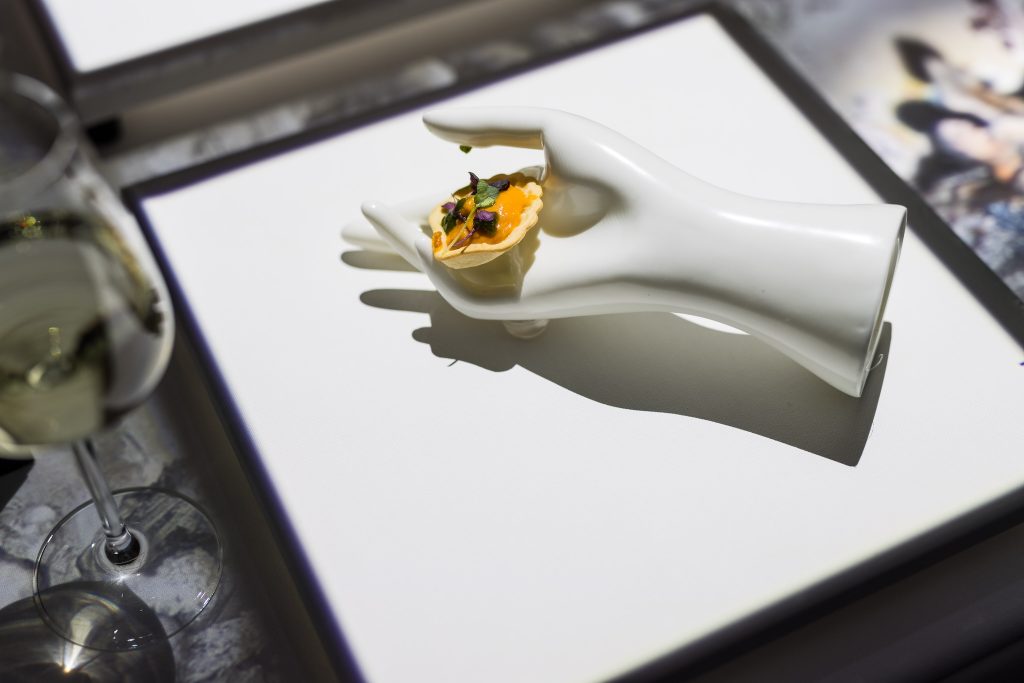 没入型アートダイニング体験「7 Paintings – The Art of Dining」の様子