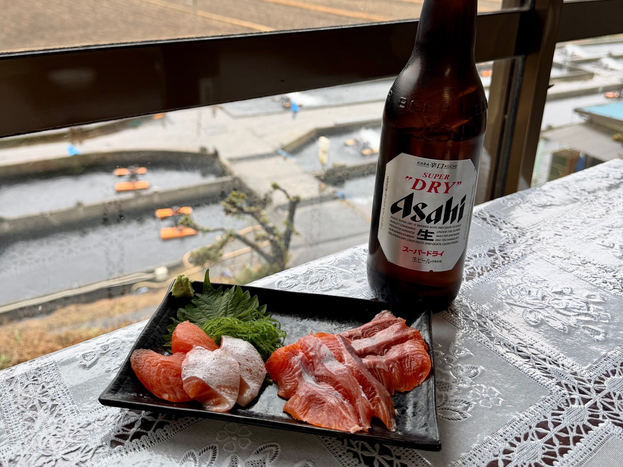 ビールとヤシオマスのお造り