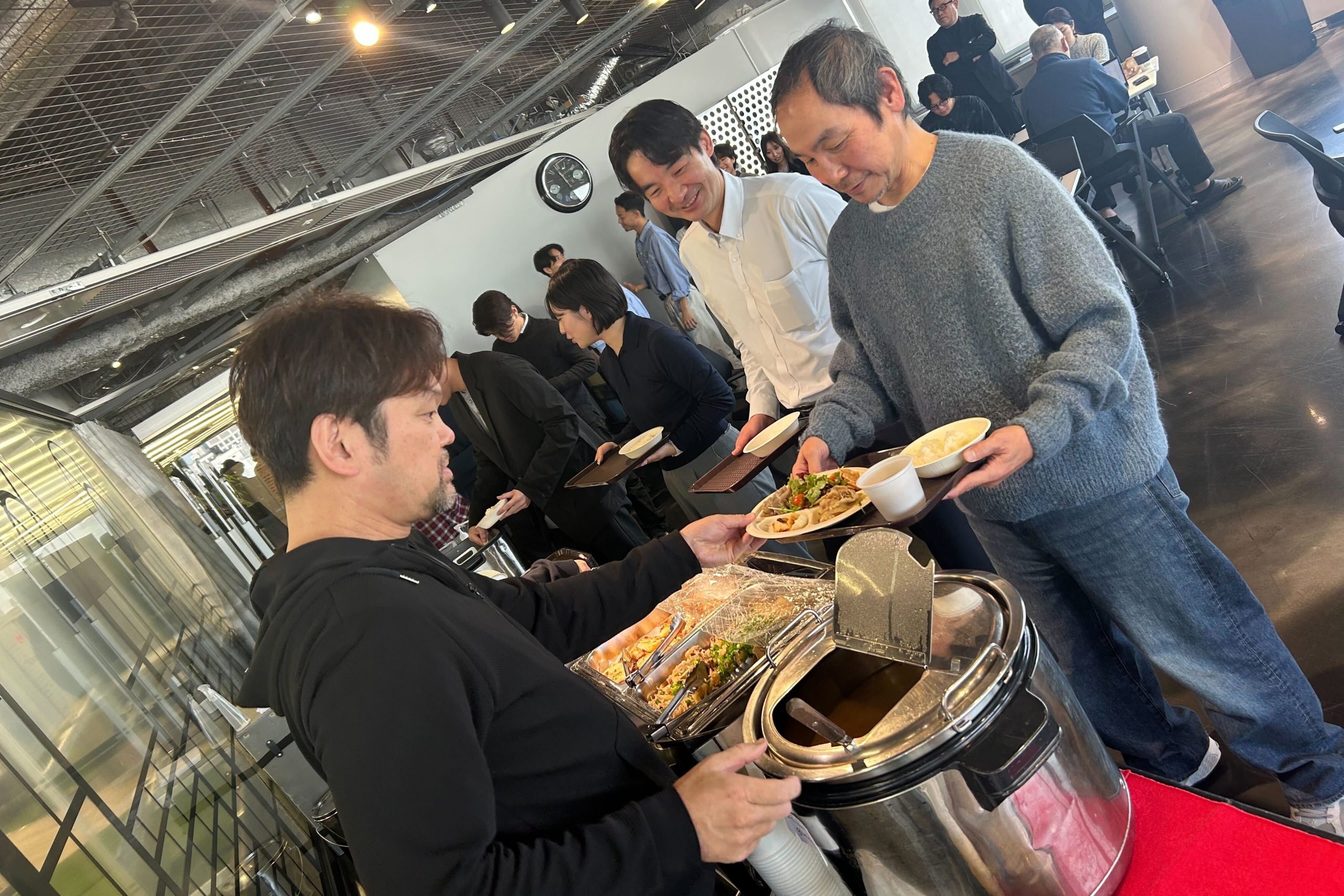 社員がお料理をもらっている様子
