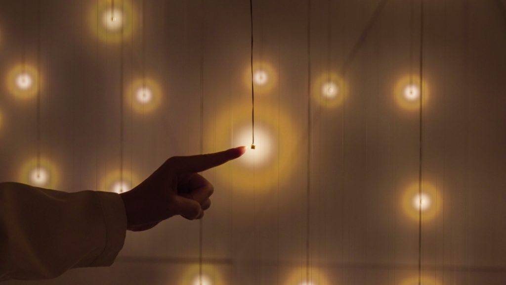 チームラボ《質量のない太陽と闇の太陽》© チームラボ