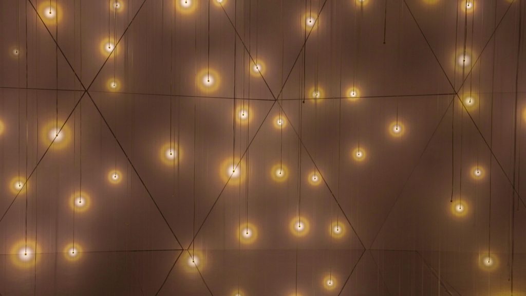 チームラボ《質量のない太陽と闇の太陽》© チームラボ