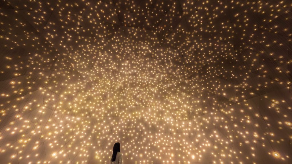 チームラボ《質量のない太陽と闇の太陽》© チームラボ