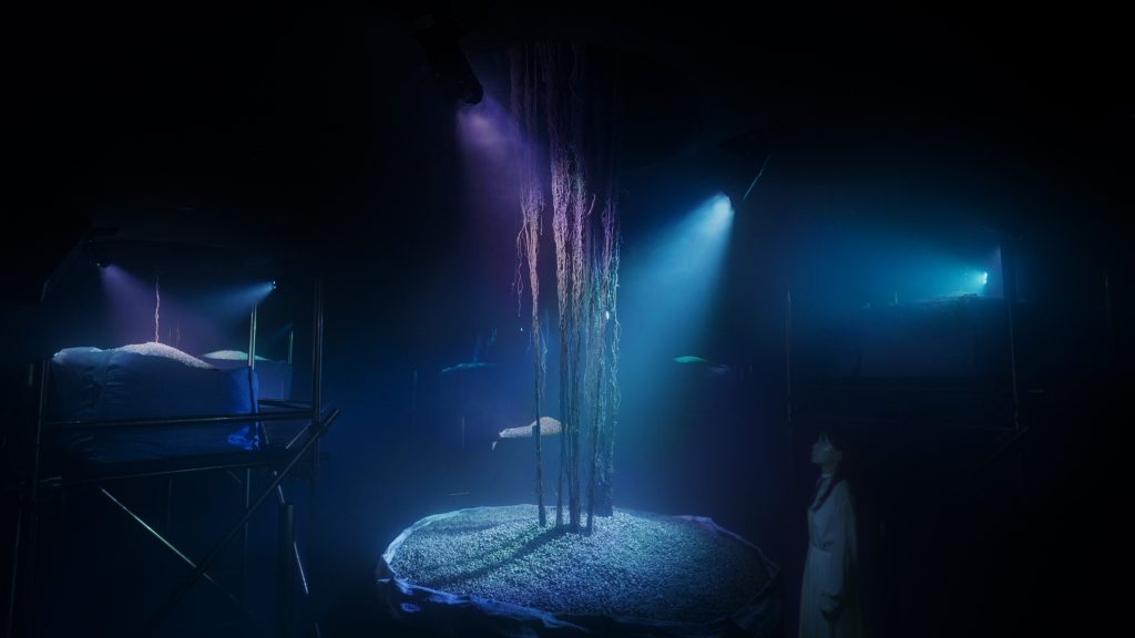 チームラボ《Megaliths in the Roots Garden》© チームラボ