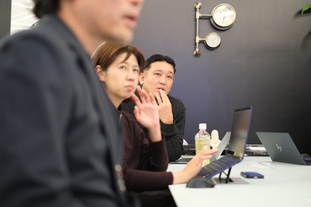 参加メンバー達が意見を聞いている写真
