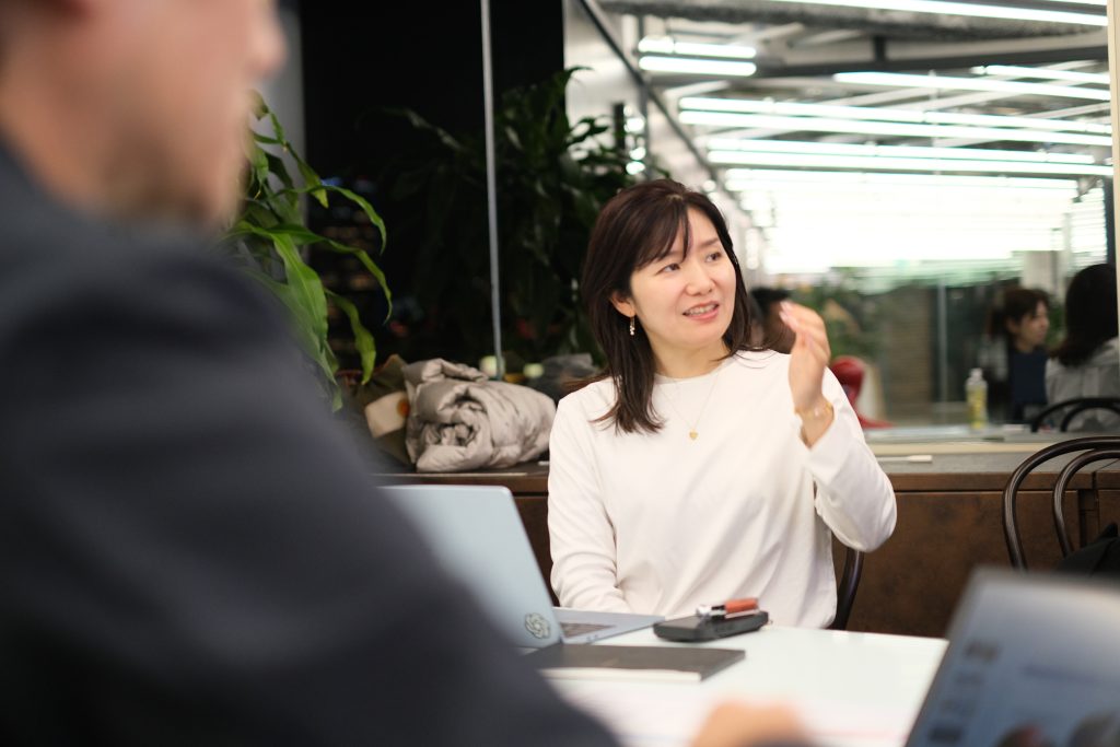 宮永プロデューサーが意見を述べている写真