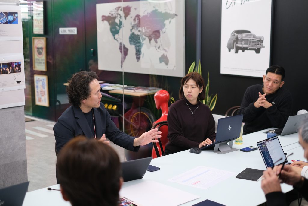 プロデューサー達が話し合っている写真