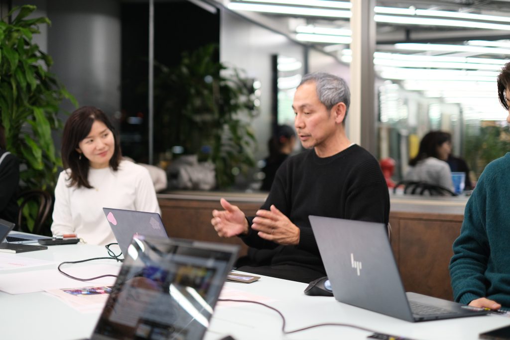 川本プロデューサーが意見を述べている写真