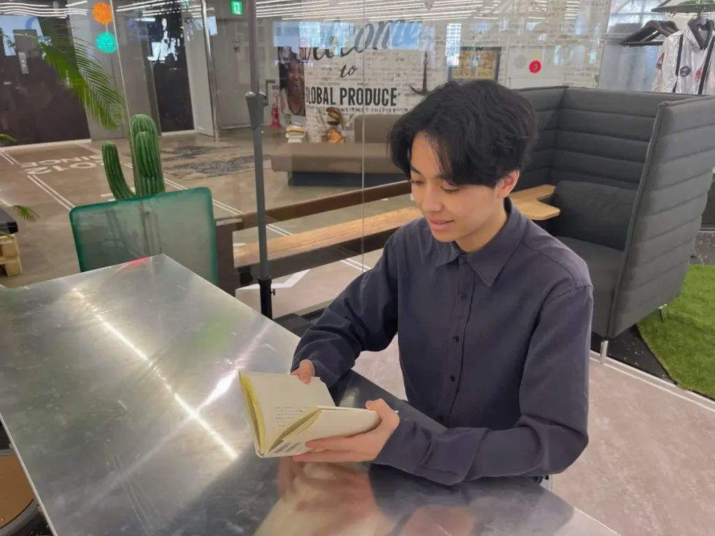 本を読んでいる柳瀬